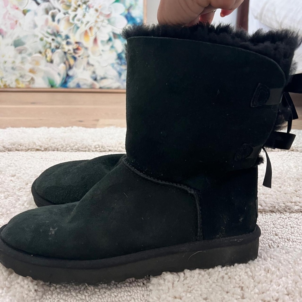 UGG Bailey Bow Black Suede Boots Shearling Lining Back Bow – Size 7